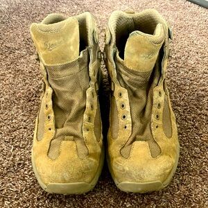 Vibrom brand size12! Leather top and rubber out sole. Needs laces.